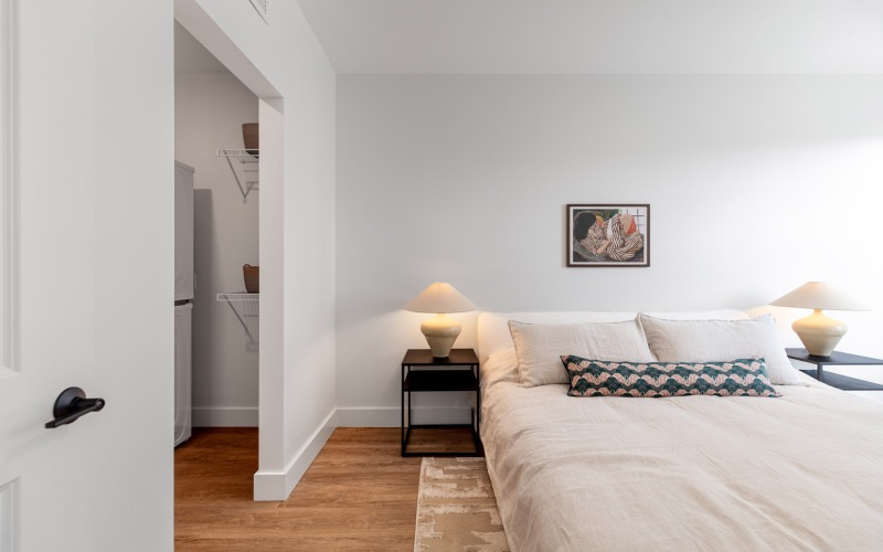Photo of a bedroom with white duvet